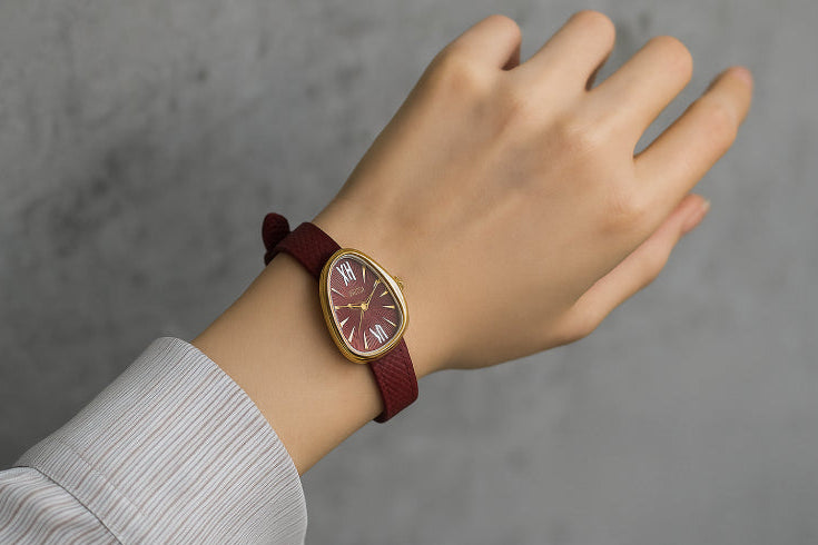 Montre vintage femme ovale  main rouge