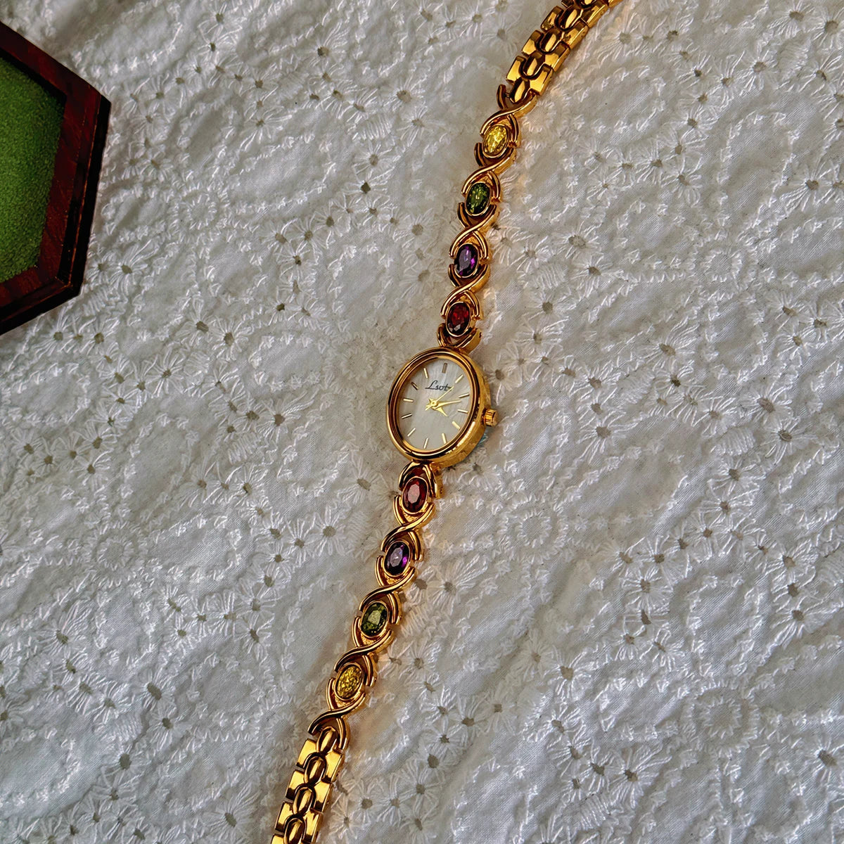 Montre vintage femme petit cadran doré