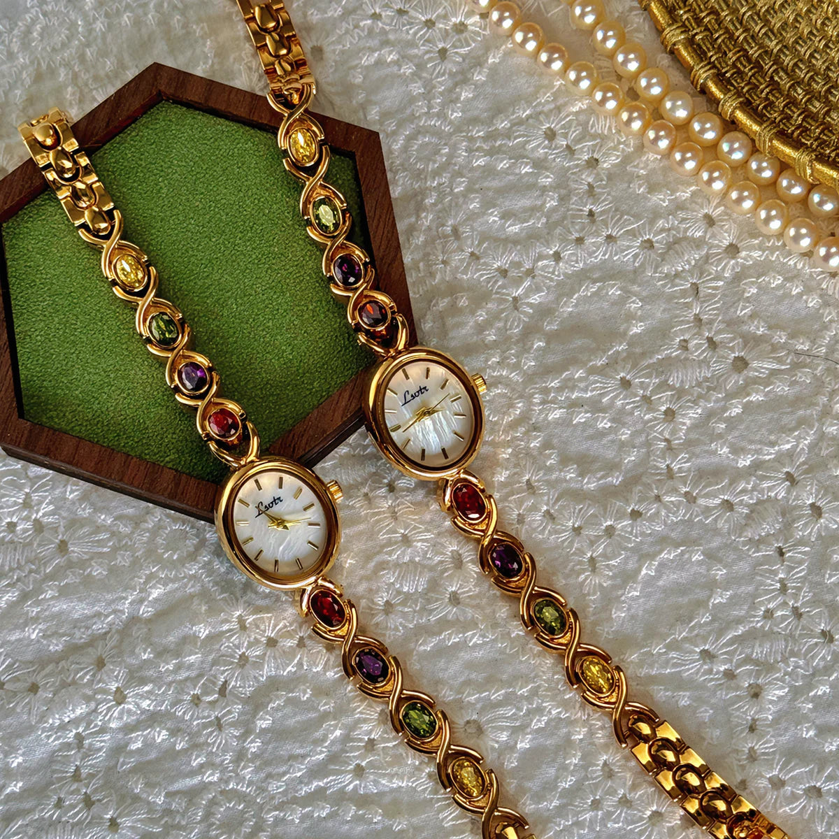 Montre vintage femme petit cadran fond blanc