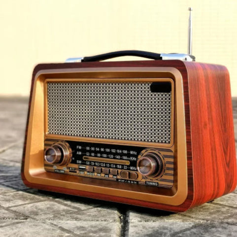 Radio en bois vintage rue