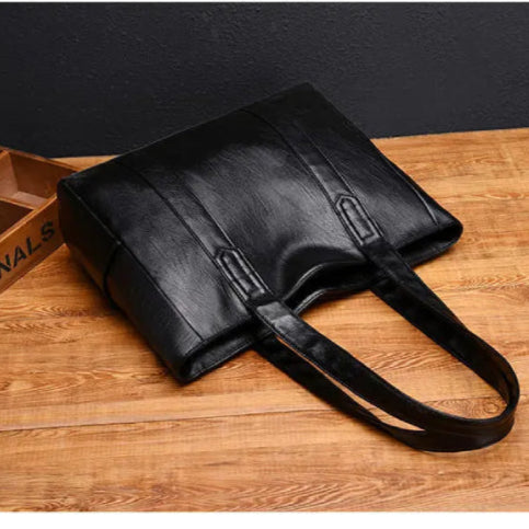Sac cuir vintage noir parquet