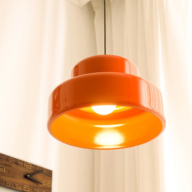 Suspension orange vintage gros plan
