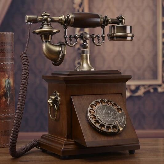 Téléphone vintage en bois