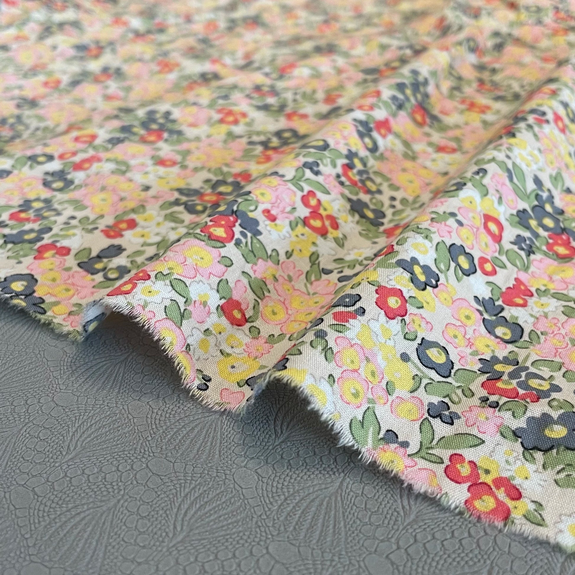 Tissu fleur vintage coupé