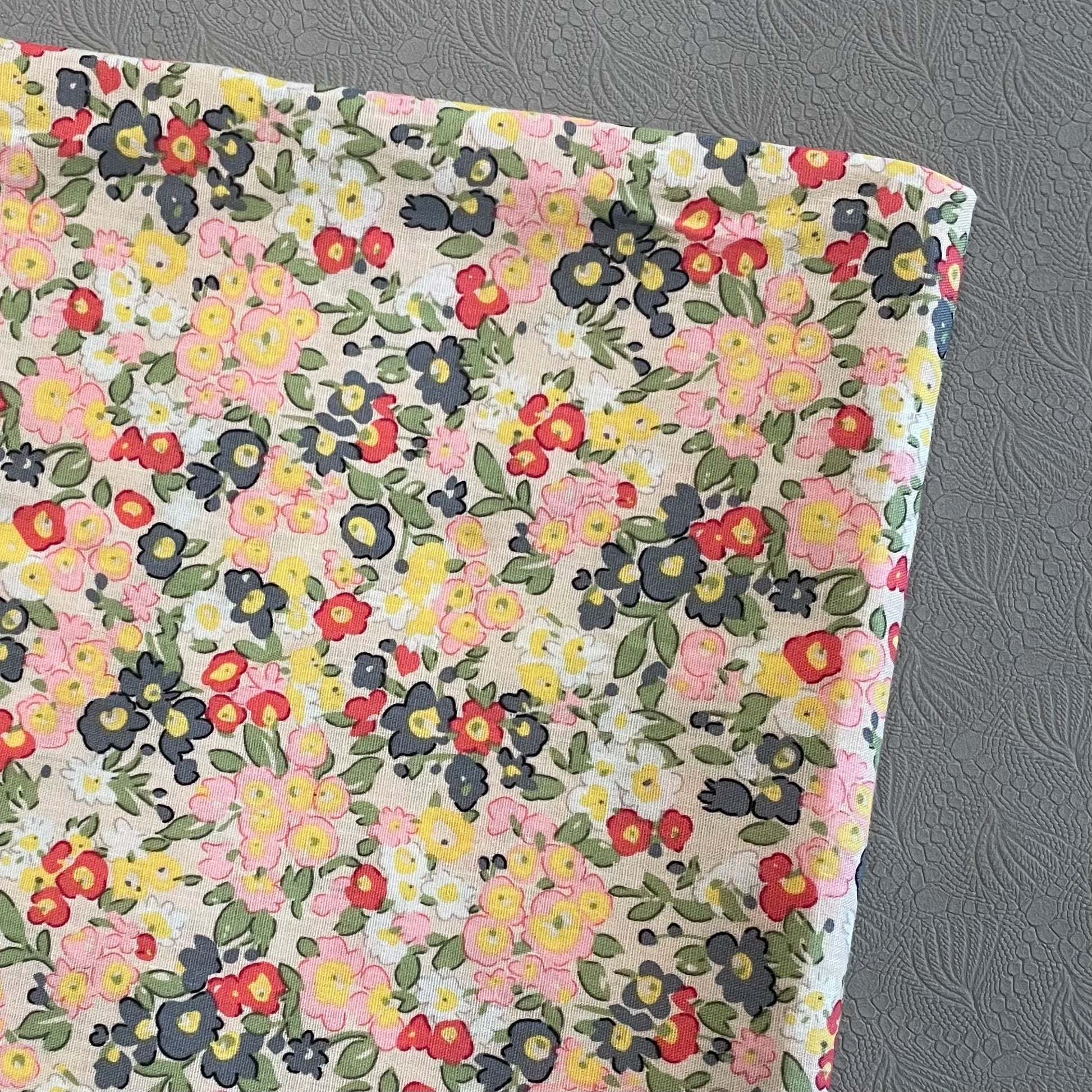 Tissu fleur vintage rose plié