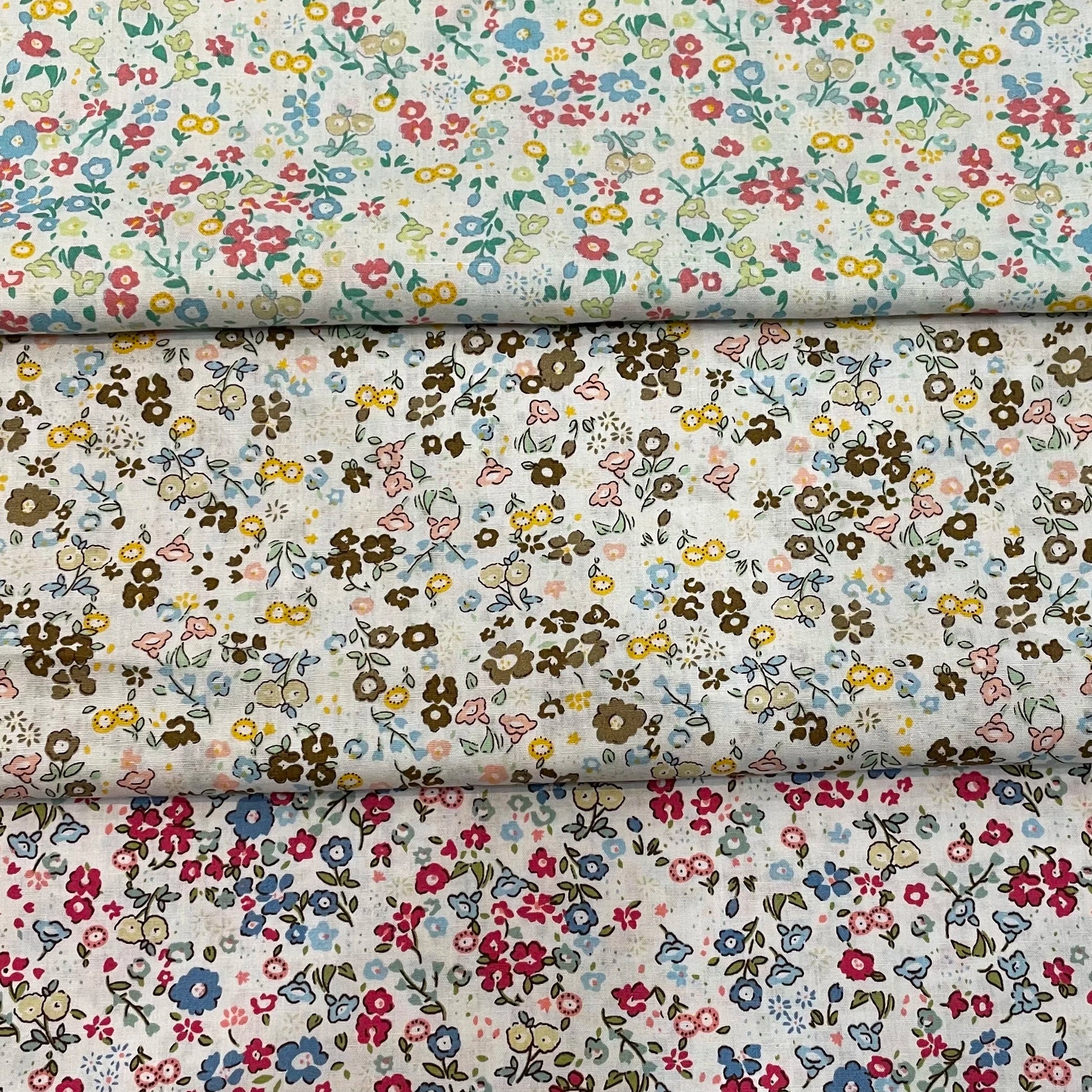 Tissu fleur vintage vertical plié