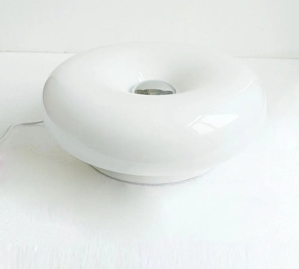 lampe orange table blanc